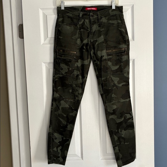 UNIONBAY Green Camouflage Cargo Pants with Zipper Detail under front pocket - Picture 8 of 9